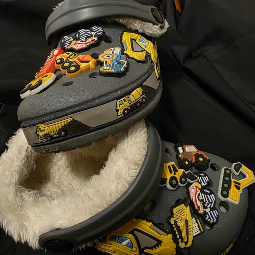 Boys kids size 10 fur lined off brand crocs, construction theme w/ "jibbitz"